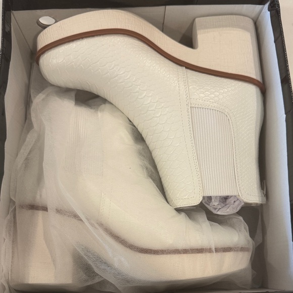 Pierre Dumas Textured White Ankle Booties - Picture 5 of 6